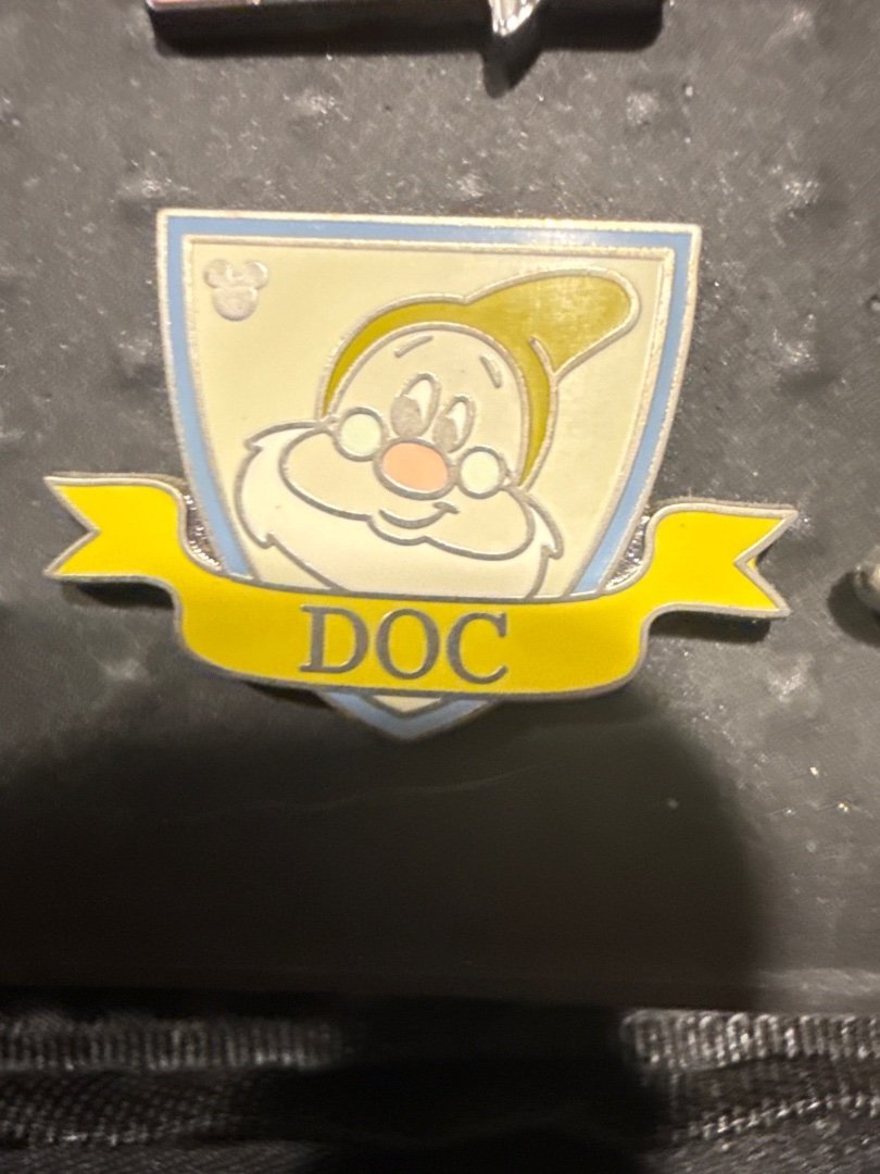Hidden Mickey 2018 Dwarfs Doc Snow White  and the Seven Dwarfs Disney Pin
