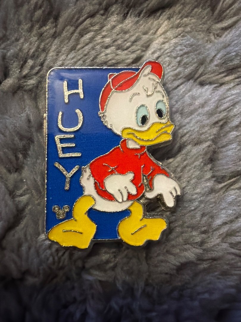 C13-46 DISNEY PIN - HUEY DUCK / HIDDEN MICKEY #1 of 3 - 2006 - NEW