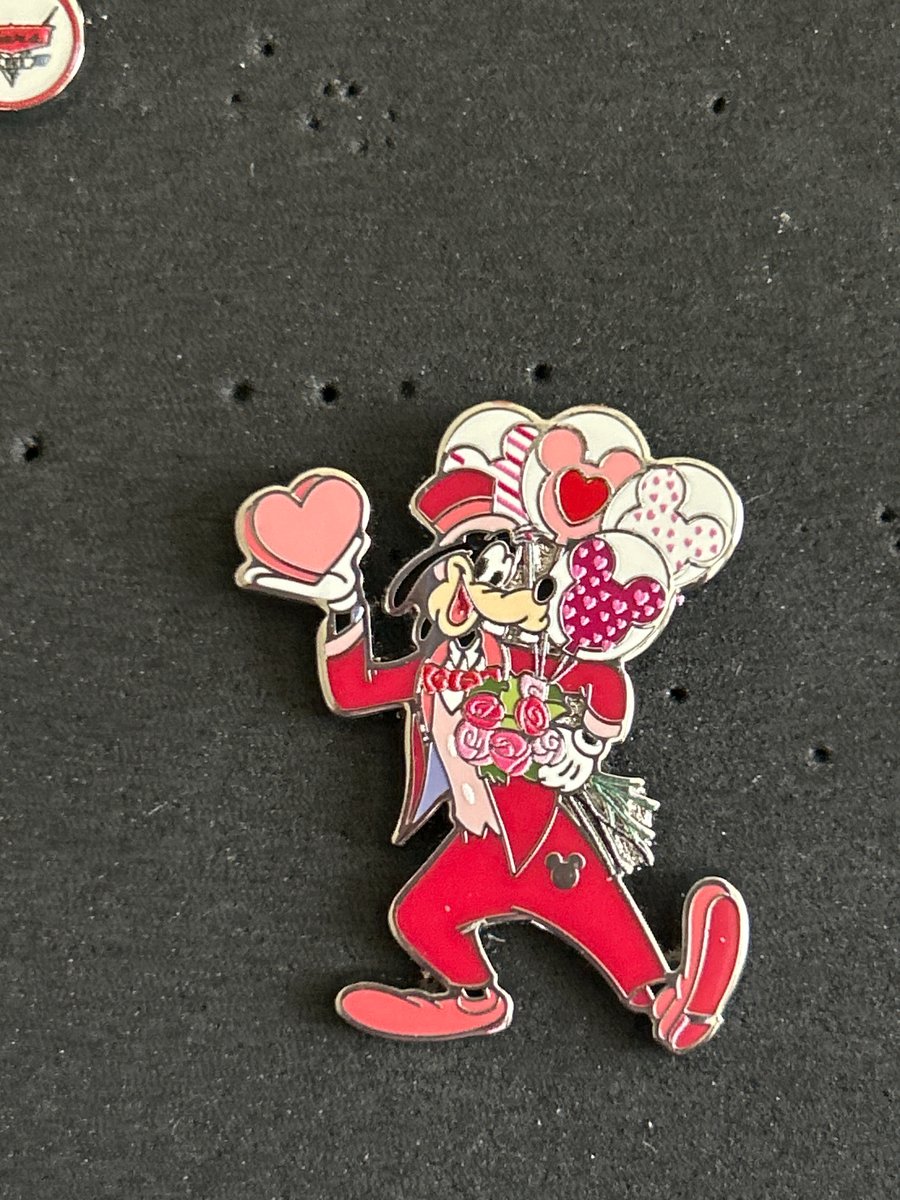 DLR Goofy Holidays Valentines Day Hidden Mickey Disney Pin 170985